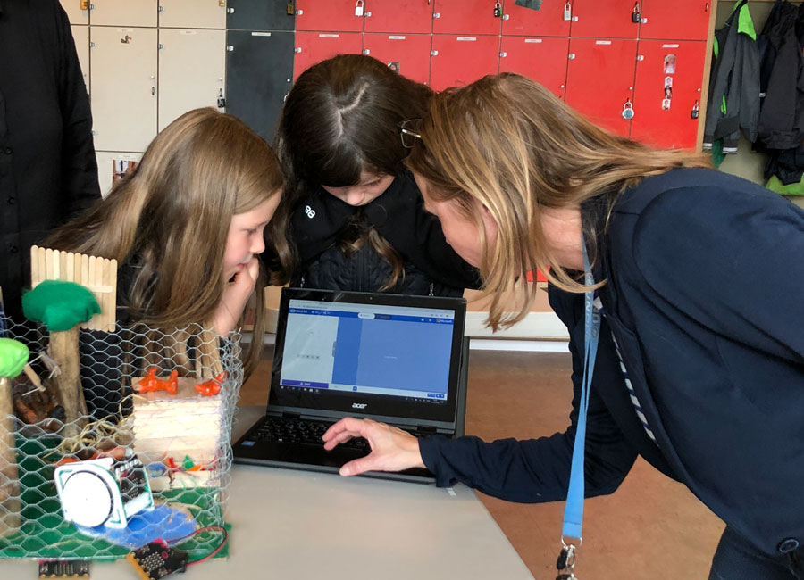 Elever og lærer fra Bagsværd Skole bruger teknologi i undervisningen.