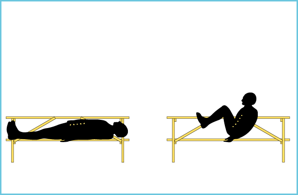 Mand ligger fladt på bænk, og løfter ben og overkrop, der mødes i midten