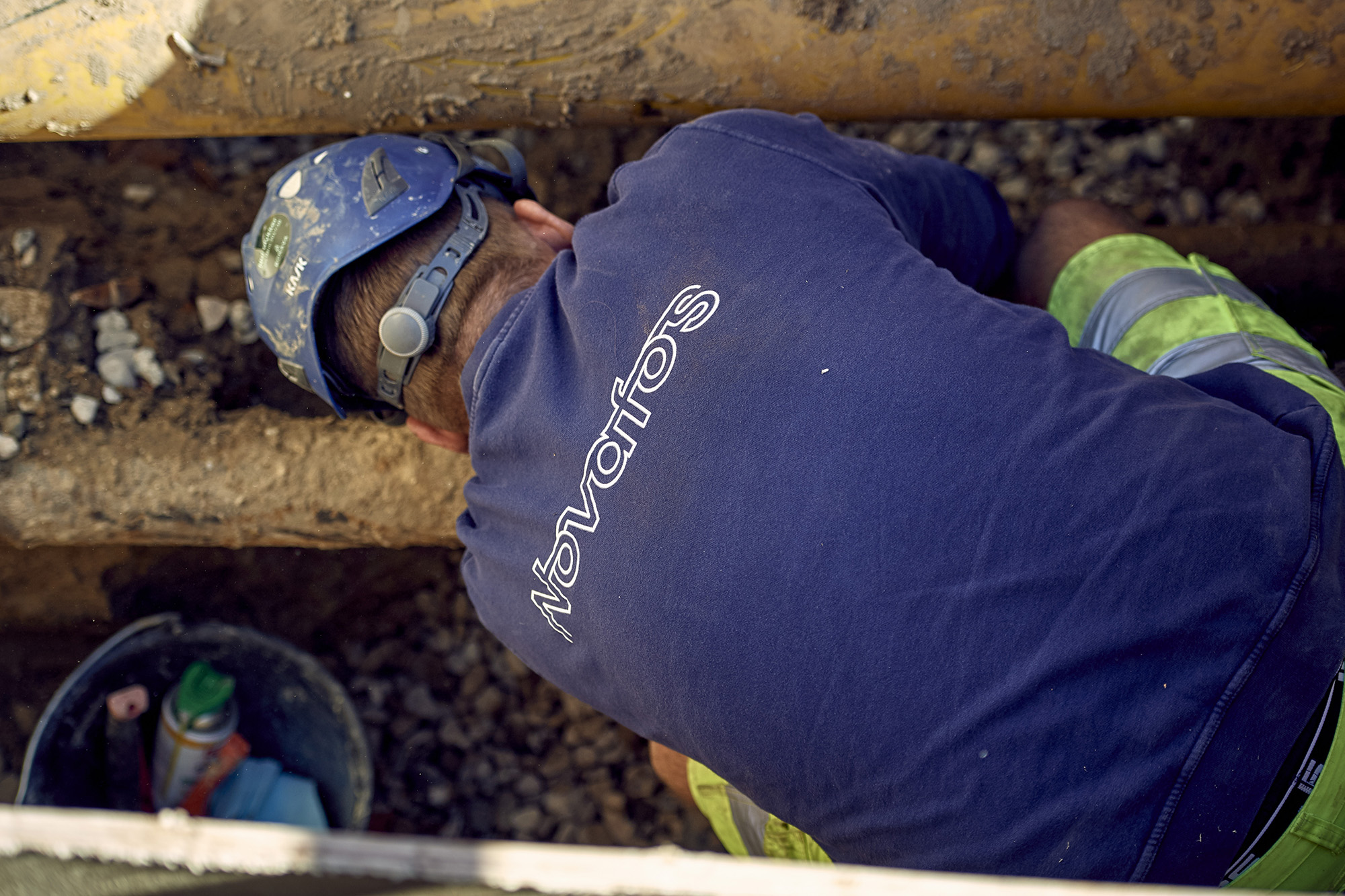 Novafos-medarbejder reparerer en vandledning