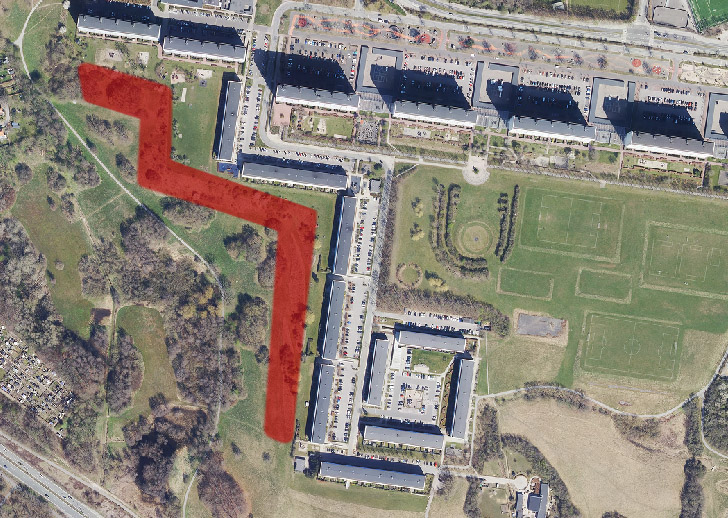 Den røde markering på luftfotoet viser, hvor afbrændingen fandt sted i Høje Gladsaxe Park