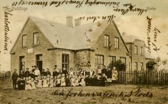 Buddinge Skole kort efter opførelsen i 1902 som håndkoloreret postkort