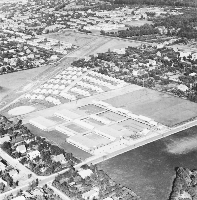 Luftfoto af Vadgård Skole og kvarteret omkring fra 1960