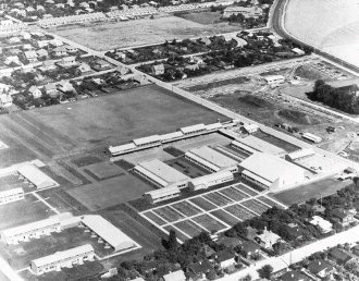 Mørkhøj Skole set fra luften omkring 1955.