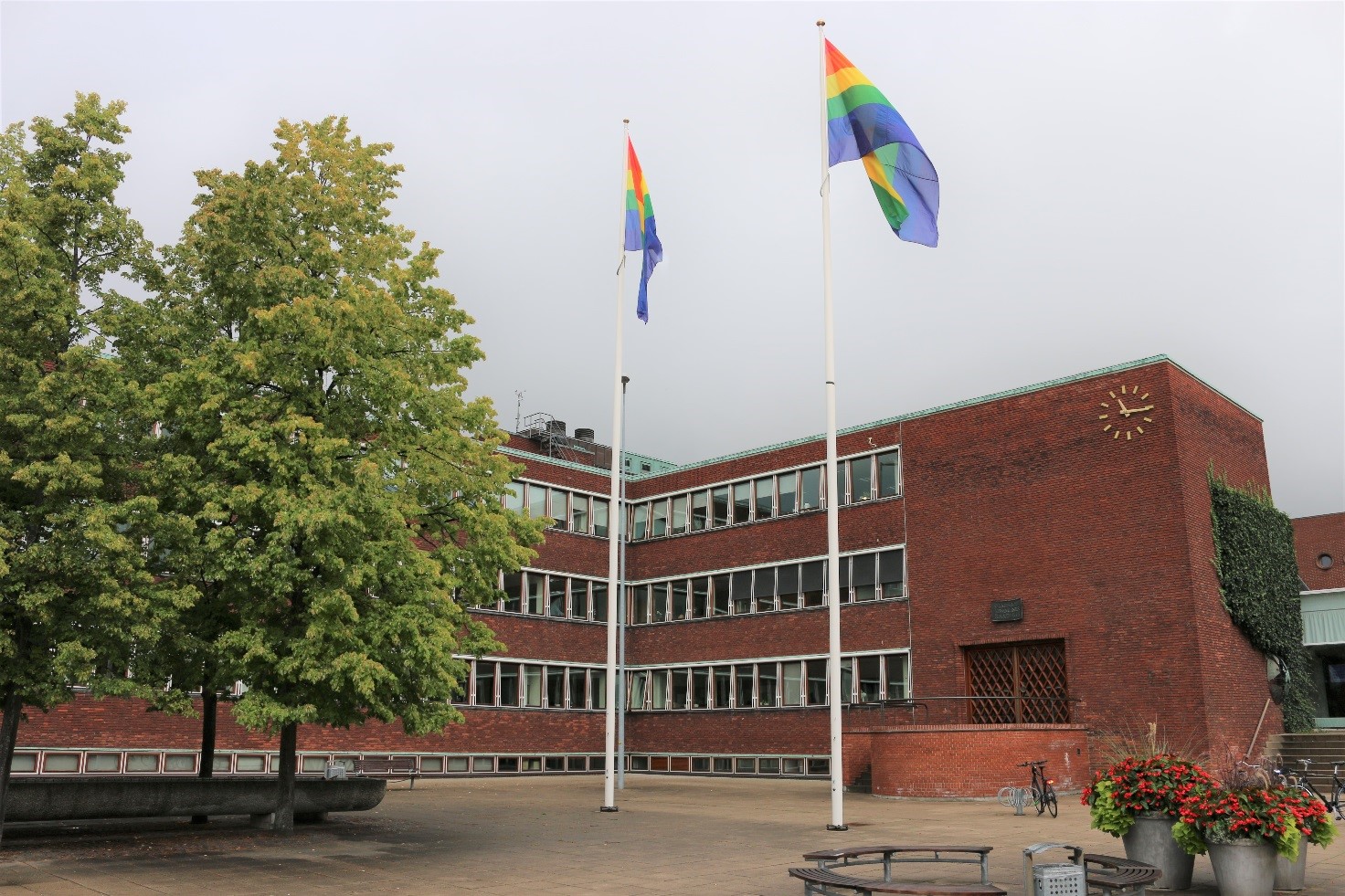 Gladsaxe flager med det regnbuefarvede flag