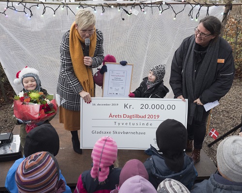 Børne- og undervisningsminister Pernille Rosenkrantz-Theil overrækker prisen til børnehaven.