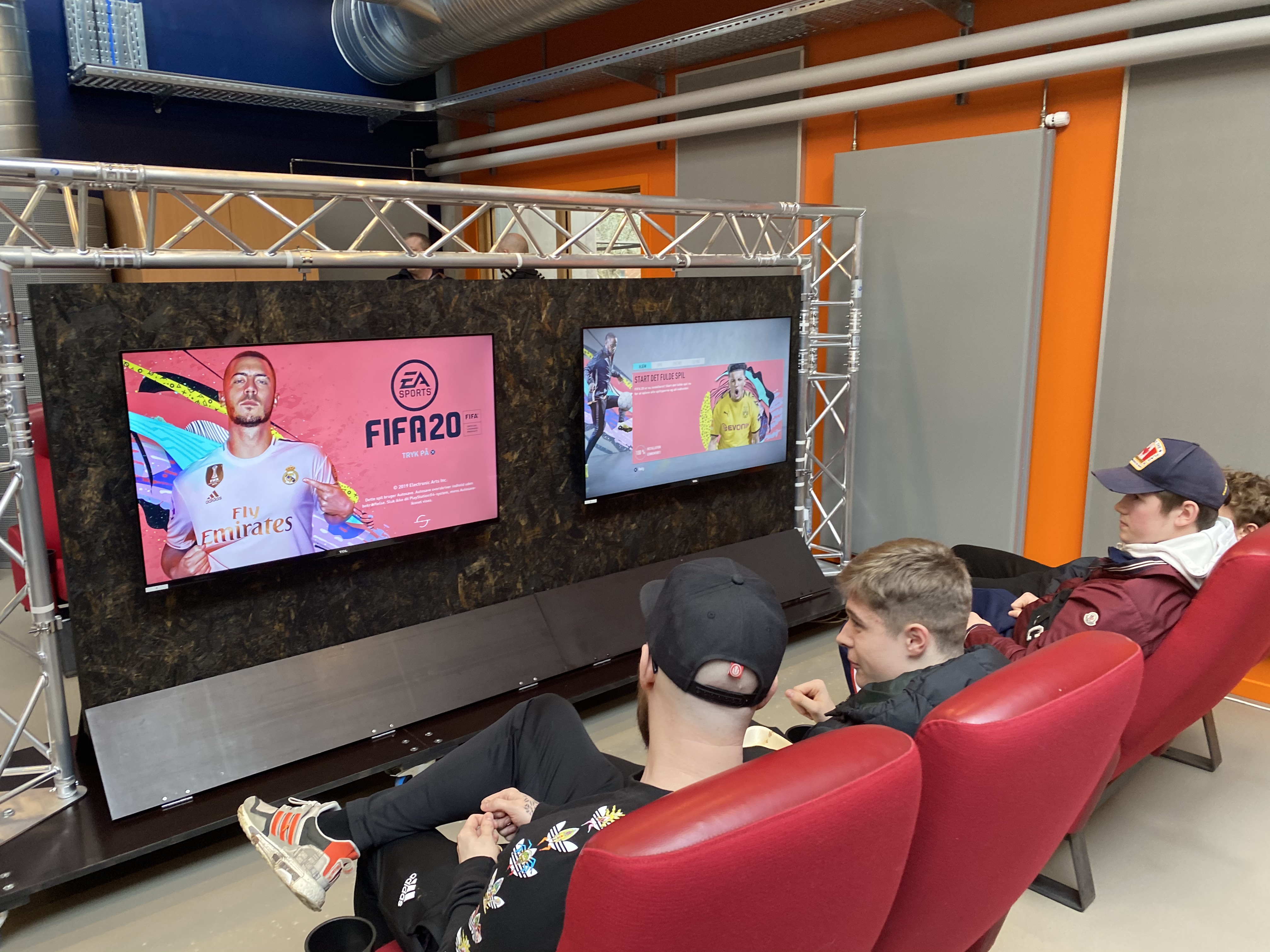 I Centralen kan de unge hygge sig med forskellige spil på den store playstation væg med fire skærme og otte sæder. Sæderne er gamle biografsæder.