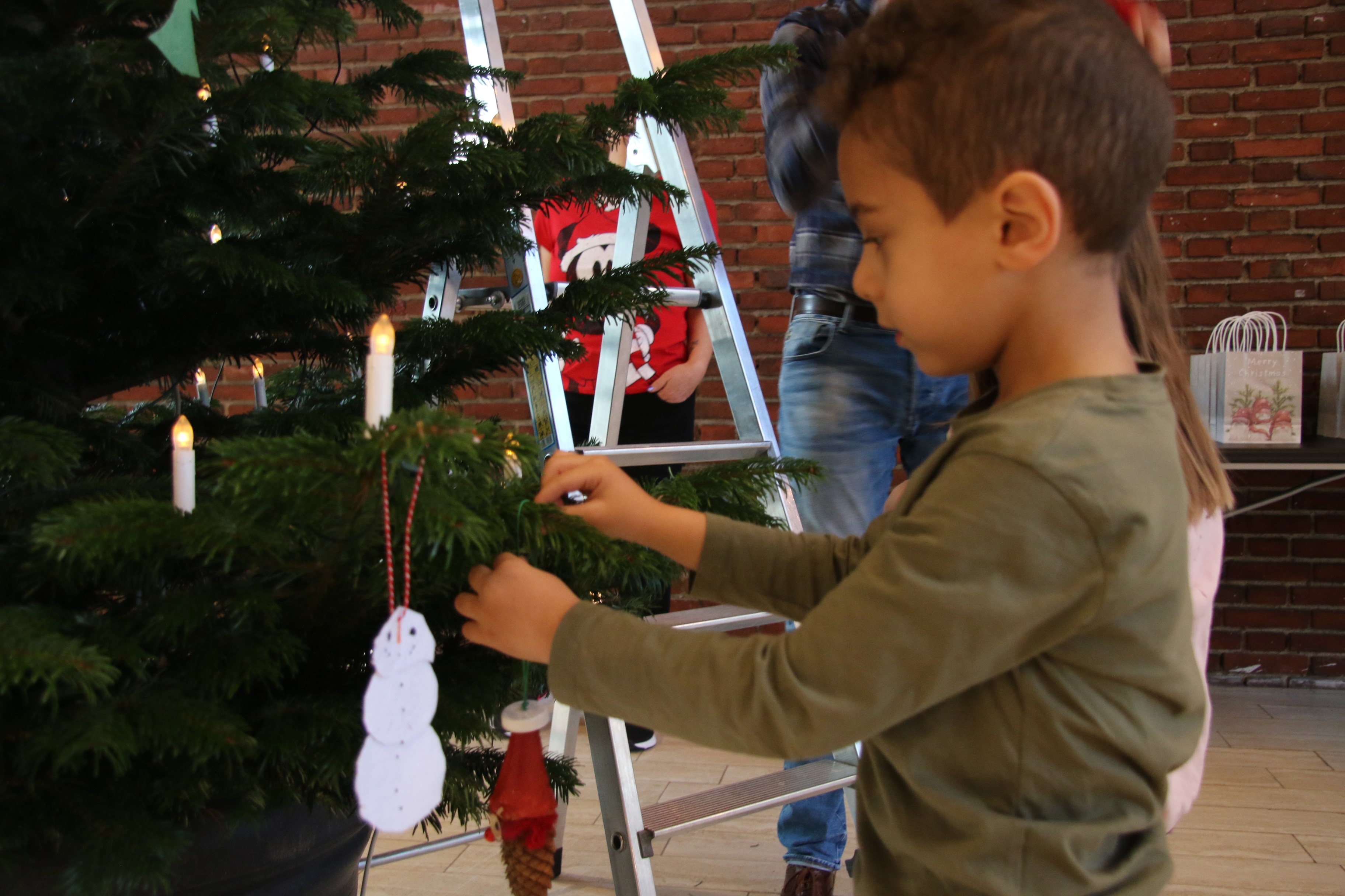 Dreng pynter juletræet
