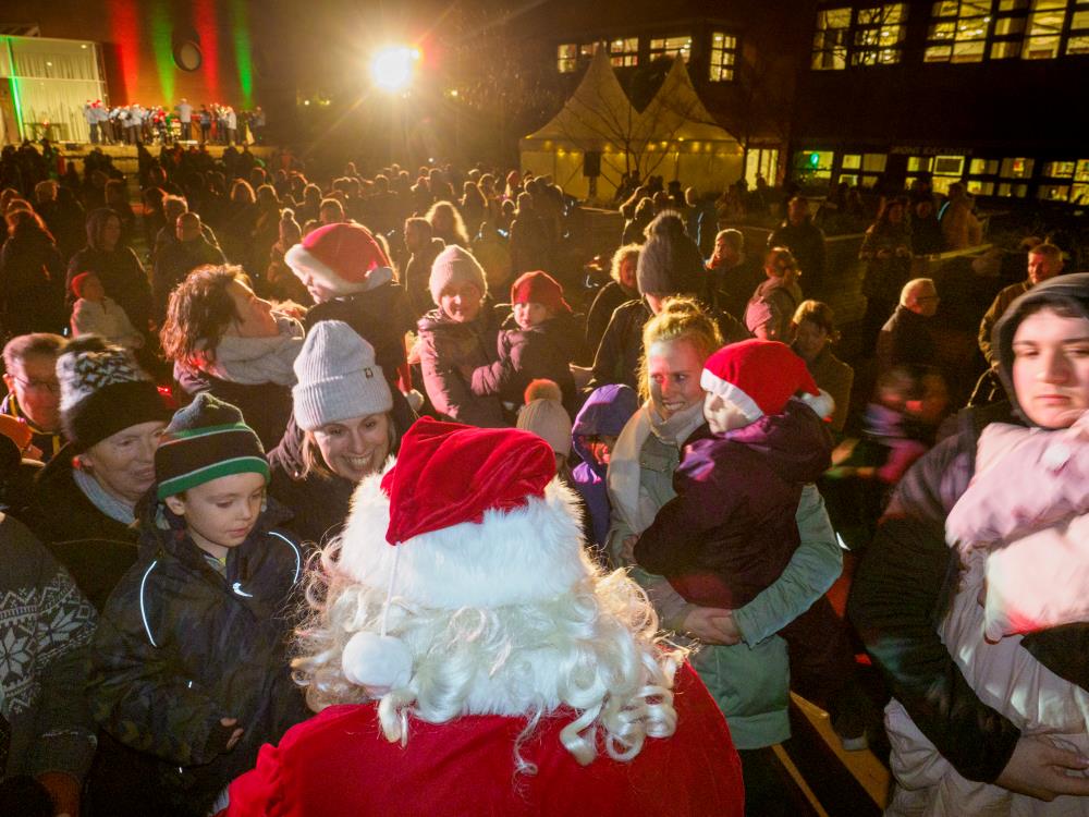 Julemand og borgere til juletræsfest på rådhuspladsen