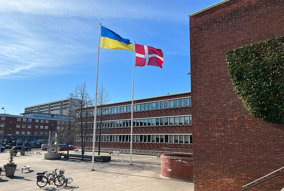 Dannebrog og ukrainsk flag på Gladsaxe Rådhusplads